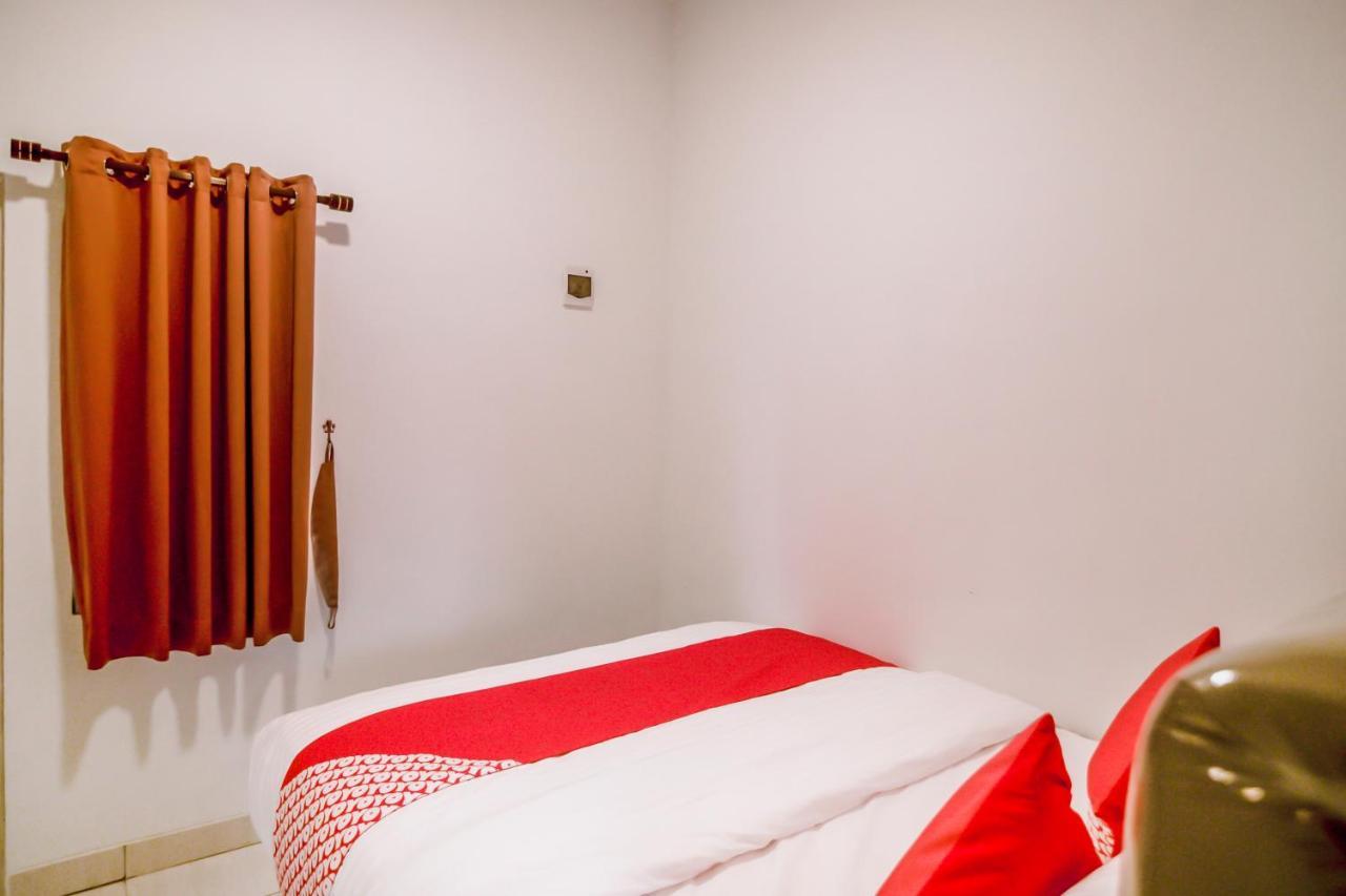 Oyo 183 The Pipe House Hotell Palembang Eksteriør bilde